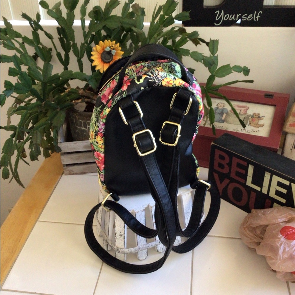 ‘Betsey Johnson’ Floral Puppy Mini Backpack NWOT - Picture 4 of 7